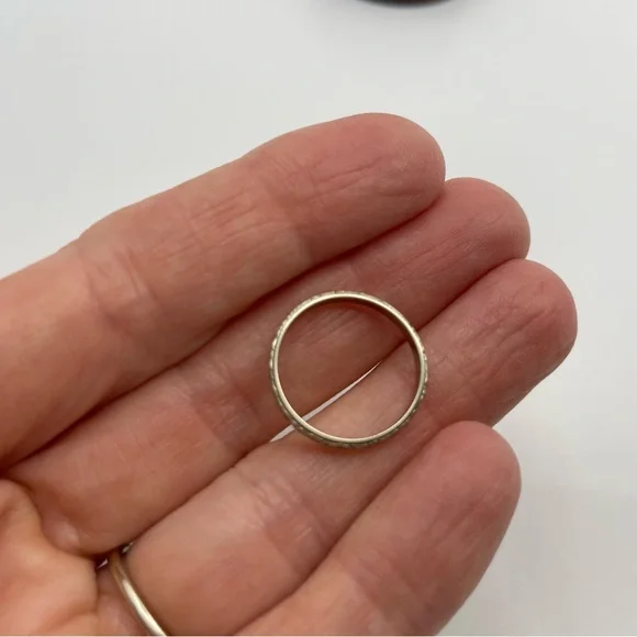 Vintage Art Deco 18k Engraved Wedding Band Featuring Floral Pattern - Picture 4 of 4